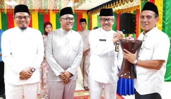 Kota Batam Berdaya Budaya: Sekda Jefridin Serahkan Peralatan Seni dan Agama untuk Masyarakat