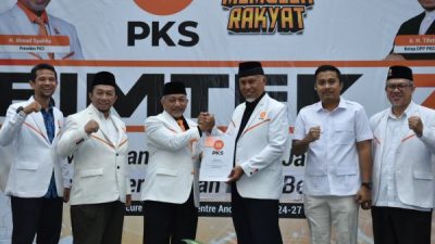 Mahyeldi Ansharullah dan Vasco Ruisemy Terima SK PKS sebagai Calon Gubernur dan Wakil Gubernur Sumbar