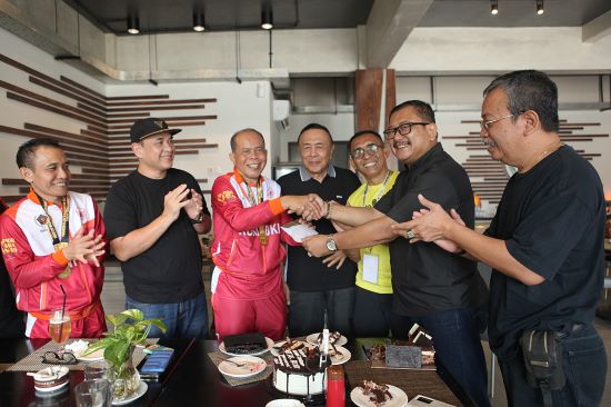 Ketum PWI Pusat Zulmansyah Sekedang Kunjungi Kontingen Porwanas Siwo PWI DKI Jakarta di Banjarmasin