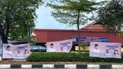 Spanduk dukungan dari Wali Kota Batam, Muhammad Rudi, untuk pasangan calon Wali Kota dan Wakil Wali Kota Amsakar Ahmad-Li Claudia Chandra mulai bermunculan