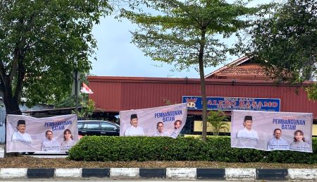 Spanduk dukungan dari Wali Kota Batam, Muhammad Rudi, untuk pasangan calon Wali Kota dan Wakil Wali Kota Amsakar Ahmad-Li Claudia Chandra mulai bermunculan