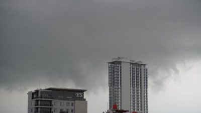 Cuaca Batam Rabu Ini: Berawan Tebal Pagi hingga Malam, Hujan Ringan Siang Hari