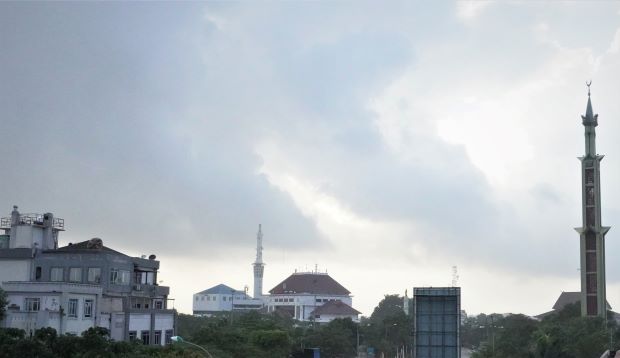 Prakiraan Cuaca Batam Hari Senin: Berawan Sepanjang Hari, Hujan Ringan Mulai Siang