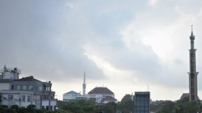 Cuaca Batam Rabu Ini: Pagi Berawan, Siang Hujan Ringan