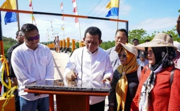 Gubernur Ansar Resmikan Jembatan Penghubung Pulau Subang Mas dan Pulau Air Raja Galang Batam