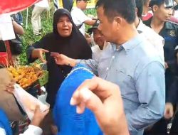 Calon Gubernur Rudi Borong Jajanan PKL, Ajak Pendukung Berbagi Kebahagiaan di Tengah Hujan
