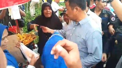 Calon Gubernur Rudi Borong Jajanan PKL, Ajak Pendukung Berbagi Kebahagiaan di Tengah Hujan