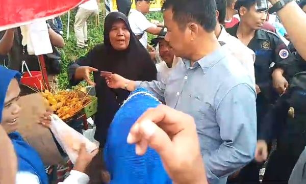 Calon Gubernur Rudi Borong Jajanan PKL, Ajak Pendukung Berbagi Kebahagiaan di Tengah Hujan