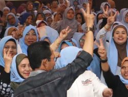 Emak-emak Sambut Seragam Sekolah Gratis, Nelayan Deklarasikan ASLI