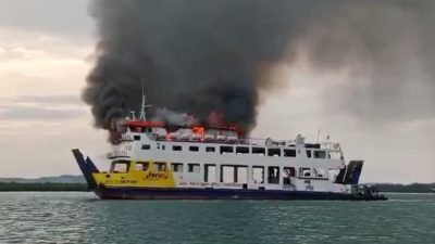 Api Melalap Kapal Roro KMP Tandeman di Perairan Punggur, Batam