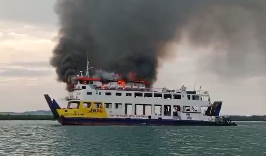 Api Melalap Kapal Roro KMP Tandeman di Perairan Punggur, Batam