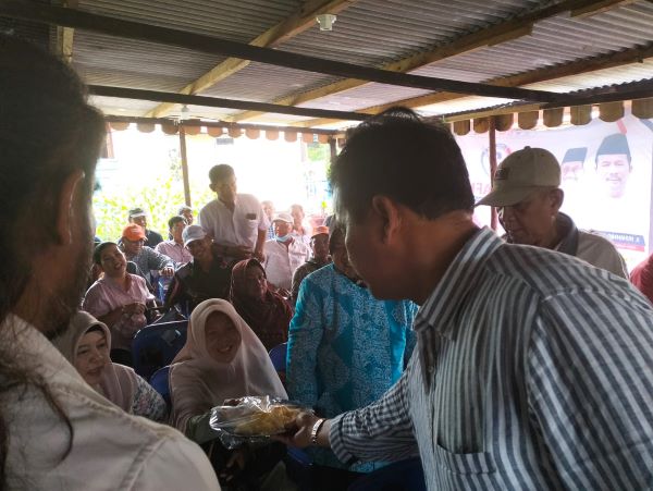 Di tengah semarak kampanye calon Gubernur Kepulauan Riau (Kepri), H Muhammad Rudi (HMR), masyarakat Pantai Impian Tanjungpinang menyambut kedatangan HMR