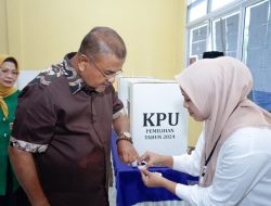 Aunur Rafiq dan Keluarga Nyoblos di TPS Dekat Rumah, Ajak Warga Gunakan Hak Pilih