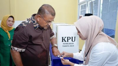 Aunur Rafiq dan Keluarga Nyoblos di TPS Dekat Rumah, Ajak Warga Gunakan Hak Pilih