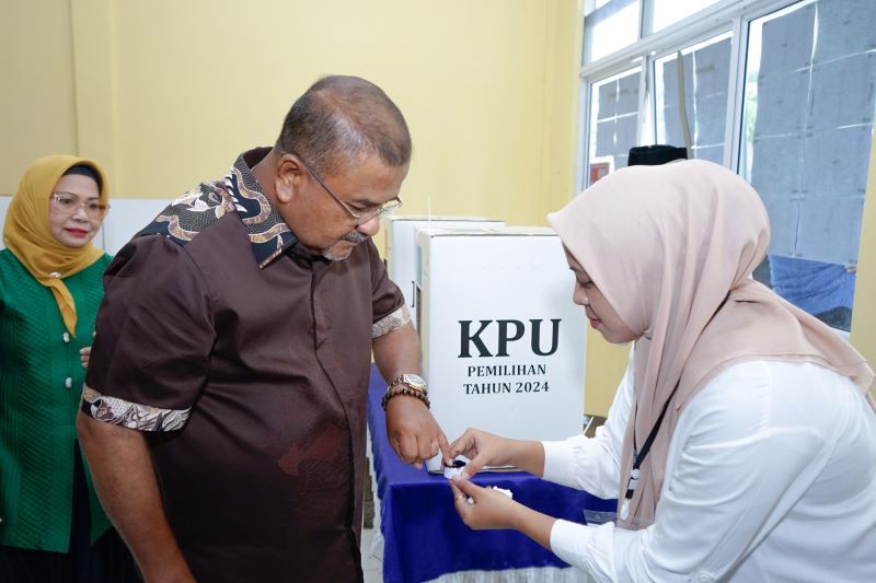 Aunur Rafiq dan Keluarga Nyoblos di TPS Dekat Rumah, Ajak Warga Gunakan Hak Pilih