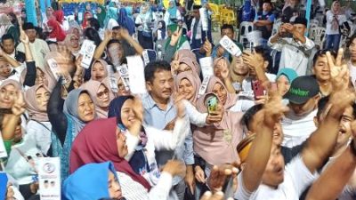 Bagai Air Bah, Emak-Emak Antusias Sambut "Sang Gubernur Perubahan" di Tanjung Sengkuang