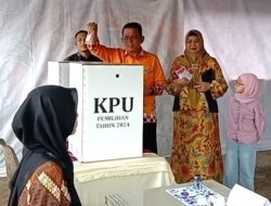 Hujan Tak Halangi Ansar Ahmad dan Keluarga Berikan Suara di TPS 14