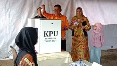 Hujan Tak Halangi Ansar Ahmad dan Keluarga Berikan Suara di TPS 14
