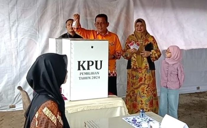 Hujan Tak Halangi Ansar Ahmad dan Keluarga Berikan Suara di TPS 14