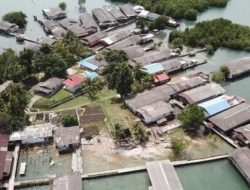 Perjuangan Tenaga Medis di Pulau Terpencil Batam: Melawan Gelombang Laut Demi Keselamatan Pasien