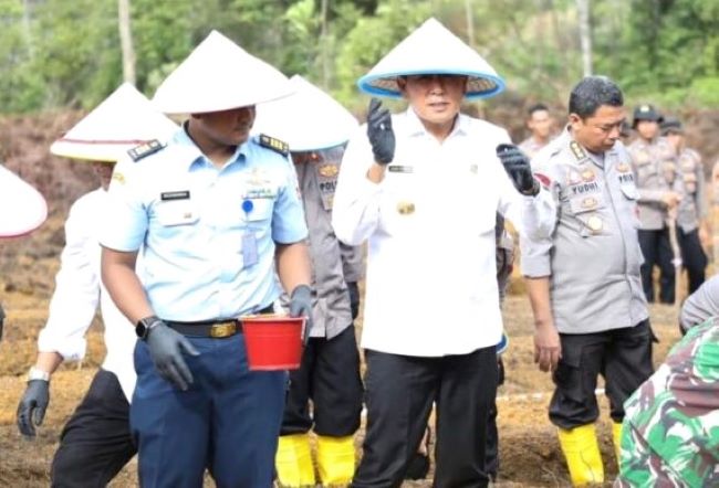 Pjs Wali Kota Andi Agung dan Kapolda Kepri Tanam Jagung di Nongsa, Dukung Ketahanan Pangan di Kepri