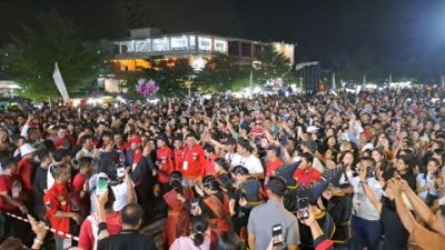 Lautan Massa dan Teriakan "Gubernur Kepri" Sambut HMR di Konser Rura Nauli