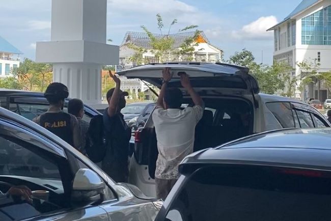 KPK Geledah 21 Lokasi Terkait OTT Pj Wali Kota Pekanbaru, Sita Rp 1,5 Miliar