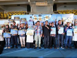 Jelang Akhir Masa Jabatan, Wali Kota Batam Rudi Serahkan Insentif kepada Tokoh Masyarakat