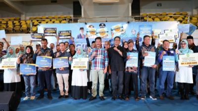 Jelang Akhir Masa Jabatan, Wali Kota Batam Rudi Serahkan Insentif kepada Tokoh Masyarakat