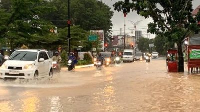 Hujan Deras Guyur Tanjungpinang, Banjir Rendam Jalan dan Pertokoan