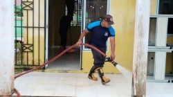 Pasca Banjir Lingga, Damkar Bantu Pembersihan Lumpur di SDN 004 dan Surau Kampung Putus