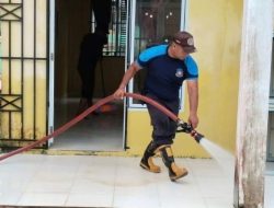 Pasca Banjir Lingga, Damkar Bantu Pembersihan Lumpur di SDN 004 dan Surau Kampung Putus