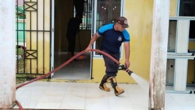 Pasca Banjir Lingga, Damkar Bantu Pembersihan Lumpur di SDN 004 dan Surau Kampung Putus