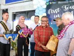 Wali Kota Batam Sambut Wisatawan Pertama 2025 di Pelabuhan Internasional Batam Centre