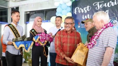 Wali Kota Batam Sambut Wisatawan Pertama 2025 di Pelabuhan Internasional Batam Centre