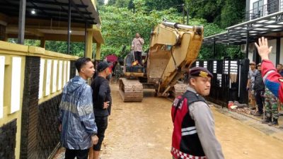 Longsor di Tiban Koperasi: Dua Korban Ditemukan Meninggal, Tim SAR Masih Cari Dua Lainnya