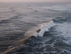 Waspada, Ketinggian Gelombang Laut Perairan Kepri Capai 2,5 Meter Hingga Selasa