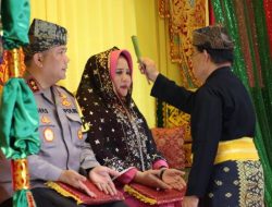 Kapolda Kepri Ikuti Prosesi Adat Tepuk Tepung Tawar, Simbol Restu dan Penghormatan dari LAM Kepri