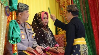 Kapolda Kepri Ikuti Prosesi Adat Tepuk Tepung Tawar, Simbol Restu dan Penghormatan dari LAM Kepri