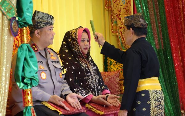 Kapolda Kepri Ikuti Prosesi Adat Tepuk Tepung Tawar, Simbol Restu dan Penghormatan dari LAM Kepri