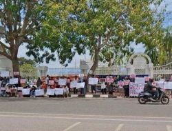 Warga Rempang Gelar Aksi Damai di Depan Kantor Wali Kota Batam, Tolak Relokasi Proyek Rempang Eco City