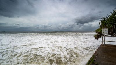 Badan Meteorologi, Klimatologi, dan Geofisika (BMKG) Stasiun Meteorologi Kelas I Hang Nadim Batam mengeluarkan peringatan dini potensi gelombang tinggi