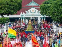 7 Tradisi Unik Lebaran di Indonesia: Dari Ngejot hingga Grebeg Syawal