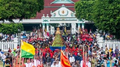 7 Tradisi Unik Lebaran di Indonesia: Dari Ngejot hingga Grebeg Syawal
