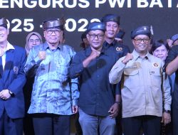 Kukuhkan PWI Kepri dan Batam, Zulmansyah: Jadilah Mitra Pembangunan yang Menjaga Etika