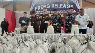 Petugas Bea Cukai dan TNI AL memperlihatkan barang bukti pasir timah hasil tangkapan penyelundupan sebanyak 25,9 ton dalam konferensi pers di Karimun.