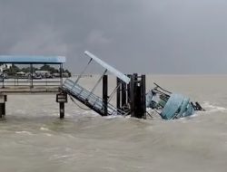 Ponton Dermaga Tanjung Makom Ambruk Diterjang Angin Kencang