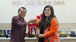 Tak Hendak Berhenti pada Predikat Informatif