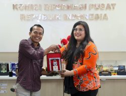 Tak Hendak Berhenti pada Predikat Informatif